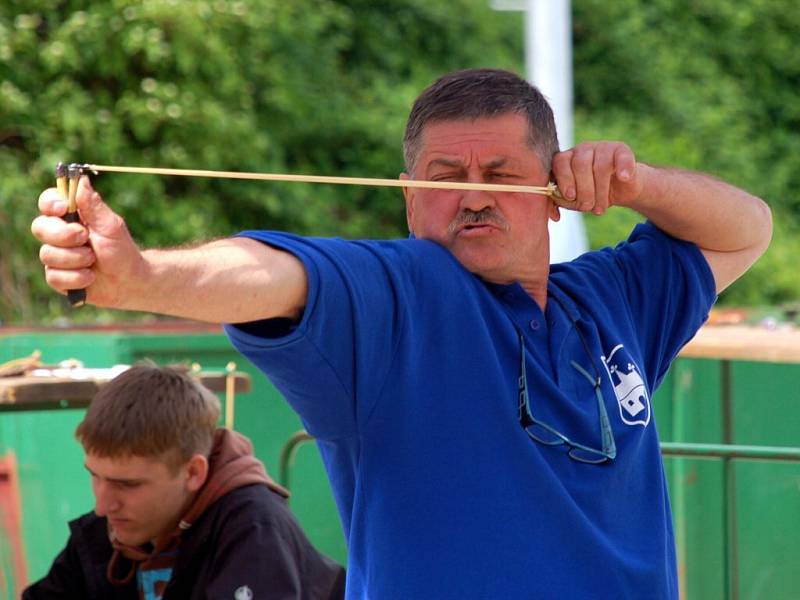 V Březové u Sokolova se v sobotu konal závod mistrovství republiky ve střelbě z praku