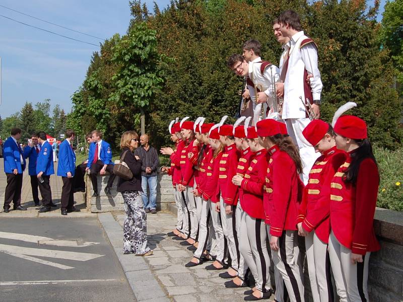  Start do lázeňské sezóny mají za sebou  úspěšně také Františkovy Lázně. V krásném, slunečném počasí se pobavily tisícovky hostů. Mezi nimi si užíval také politik Jiří Paroubek. 