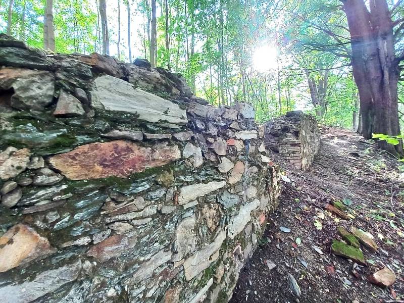 Pozůstatky kostela svaté Anny na Zelené hoře u Chebu jsou dodnes patrné. Jsou tu vidět zbytky zdí.