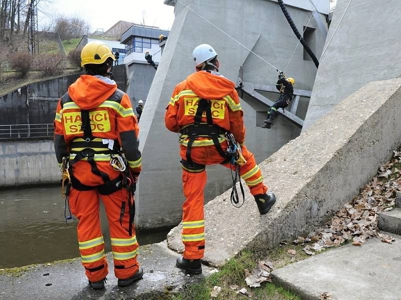 V kulisách hrázního tělesa přehrady Skalka v Chebu se uskutečnilo speciální cvičení hasičů-lezců.