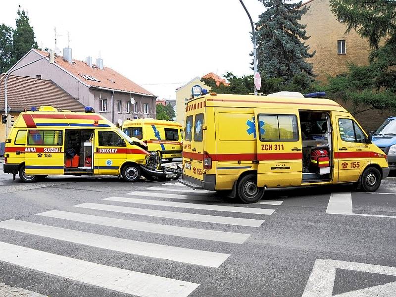 Tři lidi byli zraněni při dopolední dopravní nehodě na chebské křižovatce ulic Evropské a Valdštejnovy.