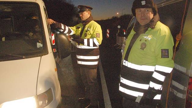 POLICISTÉ kontrolovali projíždějící automobily například na hraničním přechodu v Pomezí nad Ohří. 