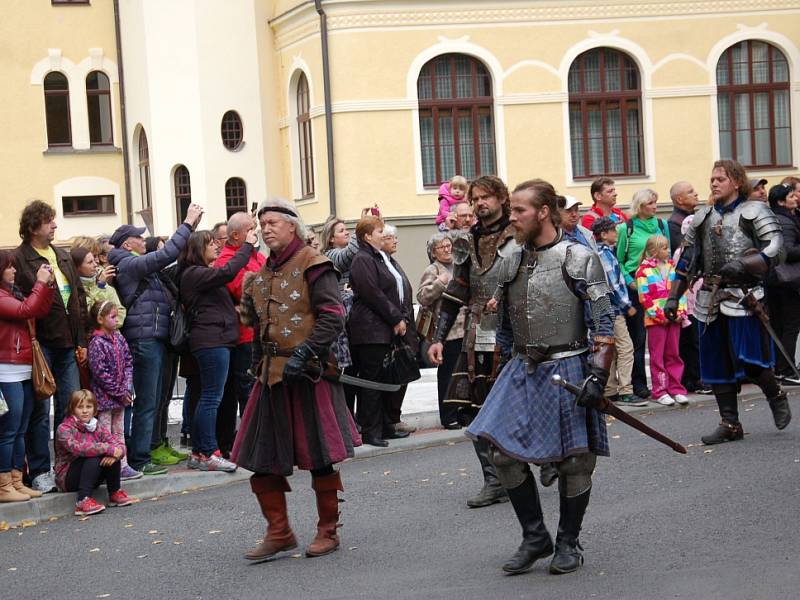 SVATÝ VÁCLAV, na jehož počest se v Mariánských Lázních konalo už osmé Svatováclavské setkání lidí dobré vůle, dorazil s celou svou družinou