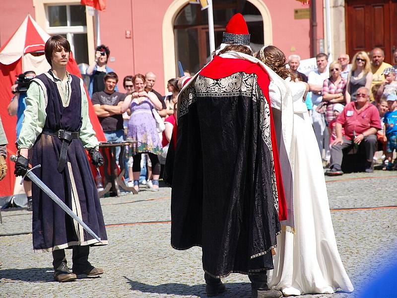 Stovky lidí se přišly podívat na zahájení turistické sezóny v Chebu 2012. Na oslavách vystoupila i chebská skupina scénického šermu Rectus.