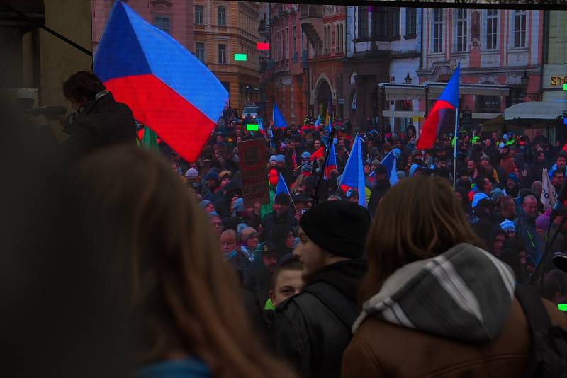 Fotografky ze západu Čech zachytily atmosféru protestů na Staroměstském náměstí