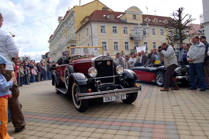 Historická vozidla přilákají při každé příležitosti do centra Františkových Lázní tisíce lidí