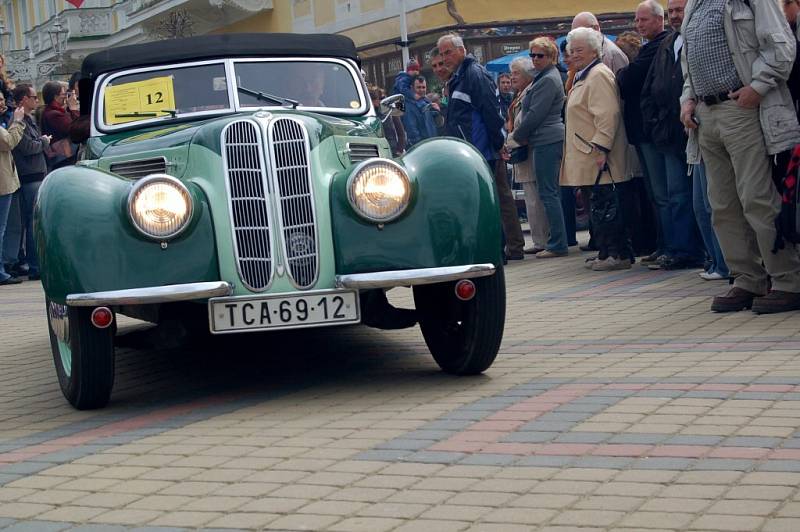 Historická vozidla přilákají při každé příležitosti do centra Františkových Lázní tisíce lidí