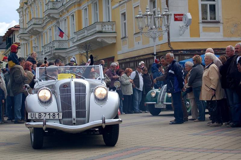 Historická vozidla přilákají při každé příležitosti do centra Františkových Lázní tisíce lidí