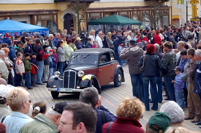 Historická vozidla přilákají při každé příležitosti do centra Františkových Lázní tisíce lidí