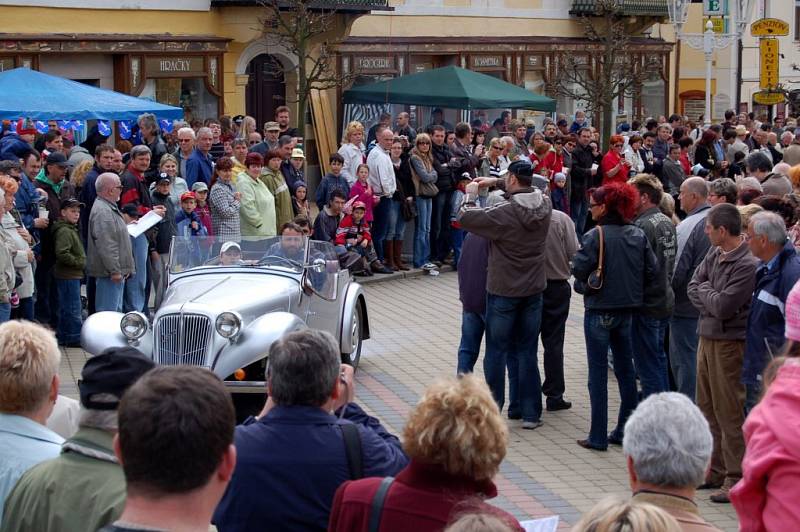 Historická vozidla přilákají při každé příležitosti do centra Františkových Lázní tisíce lidí