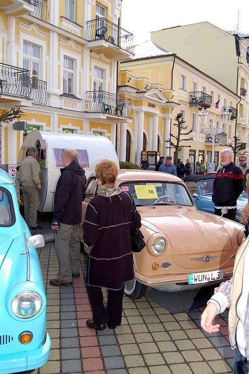 Historická vozidla přilákají při každé příležitosti do centra Františkových Lázní tisíce lidí