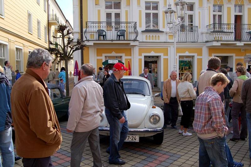 Historická vozidla přilákají při každé příležitosti do centra Františkových Lázní tisíce lidí