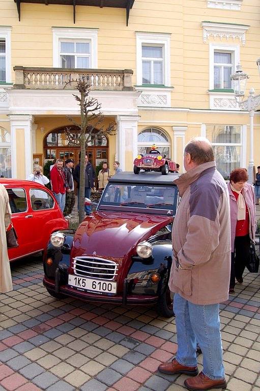 Historická vozidla přilákají při každé příležitosti do centra Františkových Lázní tisíce lidí