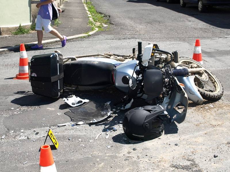 V ašské Bratrské ulici srazil řidič osobního auta motorkáře