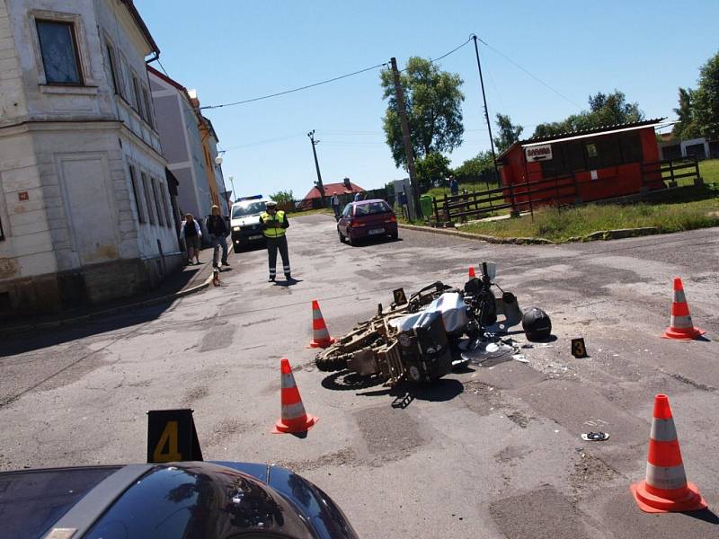 V ašské Bratrské ulici srazil řidič osobního auta motorkáře