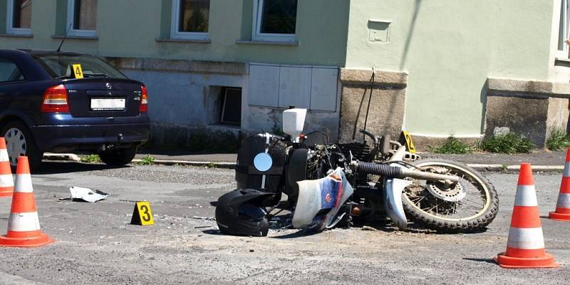 V ašské Bratrské ulici srazil řidič osobního auta motorkáře