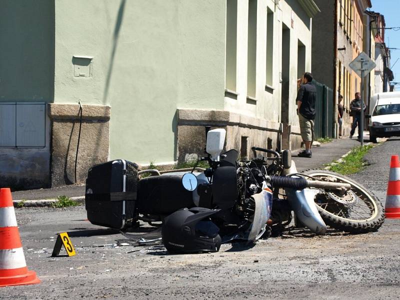 V ašské Bratrské ulici srazil řidič osobního auta motorkáře