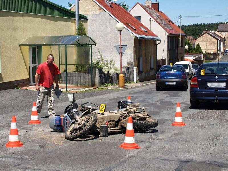 V ašské Bratrské ulici srazil řidič osobního auta motorkáře