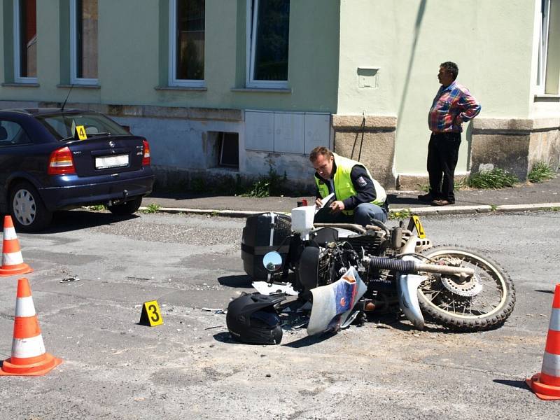 V ašské Bratrské ulici srazil řidič osobního auta motorkáře