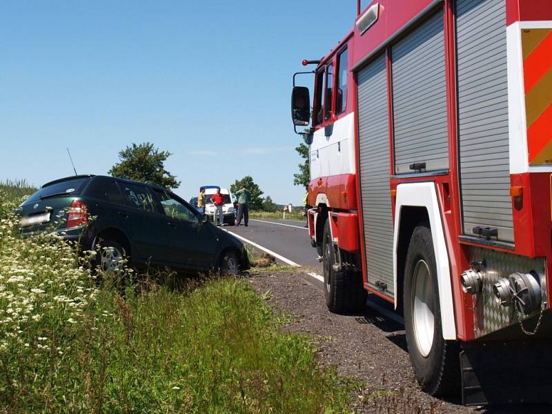 Na silnici č. I/64 mezi Hazlovem a odbočkou na obec Poustka havarovalo osobní auto, které se při nehodě otočilo přes střechu