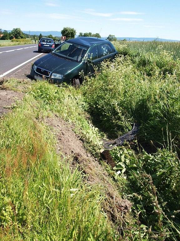 Na silnici č. I/64 mezi Hazlovem a odbočkou na obec Poustka havarovalo osobní auto, které se při nehodě otočilo přes střechu