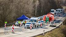 Na hraničním přechodu s Německem v Pomezí nad Ohří kontrolují policisté projíždějící řidiče, jestli nemají zvýšenou teplotu, a zda nejsou nakaženi koronavirem.