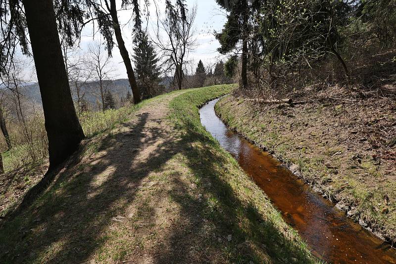 Rozhledna na Krásenském vrchu, Krudum a Dlouhá stoka