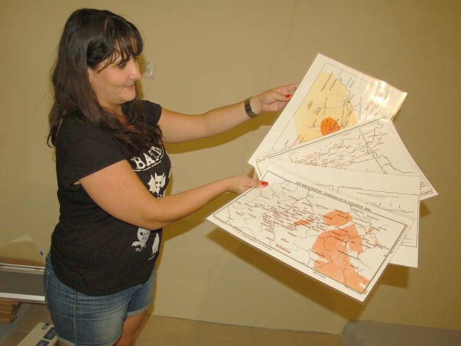 JANA DOUBRAVOVÁ z Geofyzikálního ústavu v Praze představila, jaké tabulky se objeví v nové expozici ve Skalné. 