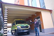 TECHNICKÝ ŘEDITEL KARLOVARSKÉ KRAJSKÉ NEMOCNICE Lukáš Holý ukázal, že během rekonstrukce chebské nemocnice vznikl i nový přístřešek pro sanitní vozy. 