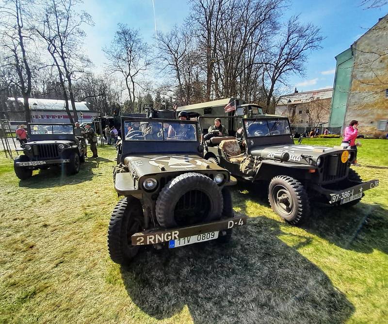 Připomínka osvobození pohraničí byla letos největší v Karlovarském kraji a pochvalovali si ji i samotní účastníci akce například z řad modelářů vojenské techniky.