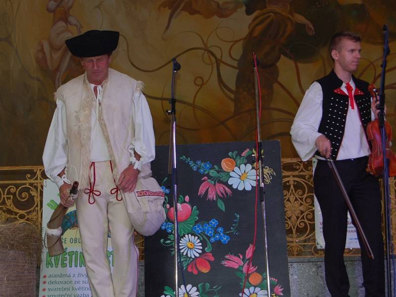 MARIÁNKY PATŘILY FOLKLORU. Mezinárodní folklorní festival Mariánský podzim se tradičně uskutečnil v Mariánských Lázních. Kromě vystoupení na kolonádě nebo v anglikánském kostele měli místní i hosté možnost spatřit krásu lidových krojů při průvodu městem. 