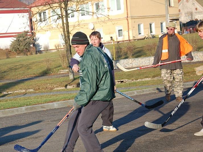 Milíkovští hokejisté přivítali nový rok tradičním utkáním.