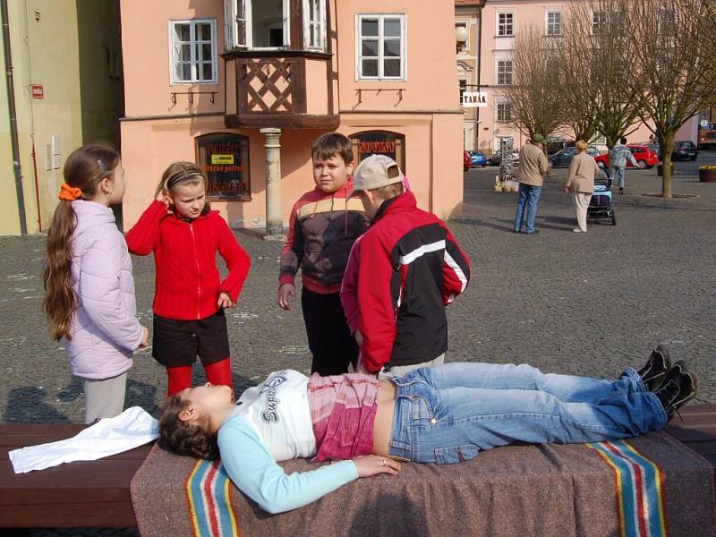 HLÍDKA MLADÝCH ZDRAVOTNÍKŮ. Nejmladší účastníci, žáci třetí třídy z chebské základní školy v Hradební ulici ošetřili ženu s bolestí břicha. Nikola Arpášová (druhá zleva) právě předvádí, jak zavolat rychlou záchrannou službu. 