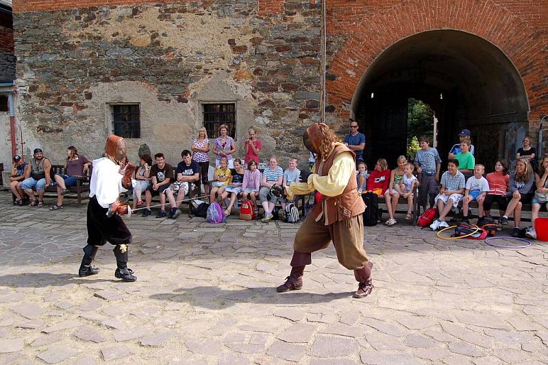 Příměstský tábor v chebském muzeu, kdy děti ráno nastoupí a odpoledne si je rodiče vyzvednou, skončil. Program této takzvané Letní výtvarné dílny v muzeu si užilo šestadvacet školáků nejen z Chebu, ale také z okolí