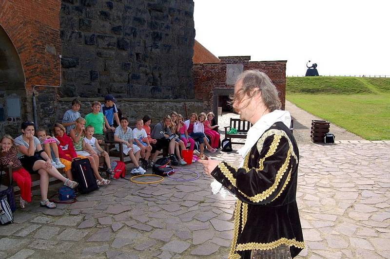 Příměstský tábor v chebském muzeu, kdy děti ráno nastoupí a odpoledne si je rodiče vyzvednou, skončil. Program této takzvané Letní výtvarné dílny v muzeu si užilo šestadvacet školáků nejen z Chebu, ale také z okolí