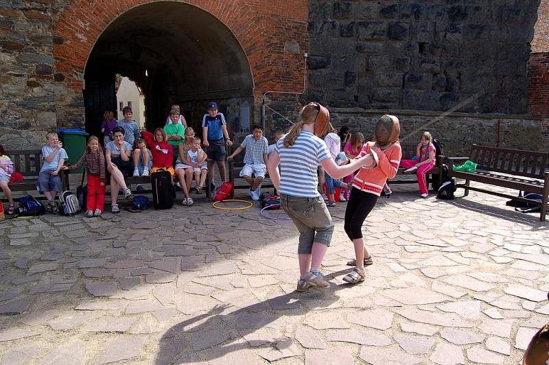 Příměstský tábor v chebském muzeu, kdy děti ráno nastoupí a odpoledne si je rodiče vyzvednou, skončil. Program této takzvané Letní výtvarné dílny v muzeu si užilo šestadvacet školáků nejen z Chebu, ale také z okolí