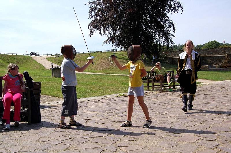 Příměstský tábor v chebském muzeu, kdy děti ráno nastoupí a odpoledne si je rodiče vyzvednou, skončil. Program této takzvané Letní výtvarné dílny v muzeu si užilo šestadvacet školáků nejen z Chebu, ale také z okolí