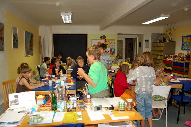 Příměstský tábor v chebském muzeu, kdy děti ráno nastoupí a odpoledne si je rodiče vyzvednou, skončil. Program této takzvané Letní výtvarné dílny v muzeu si užilo šestadvacet školáků nejen z Chebu, ale také z okolí