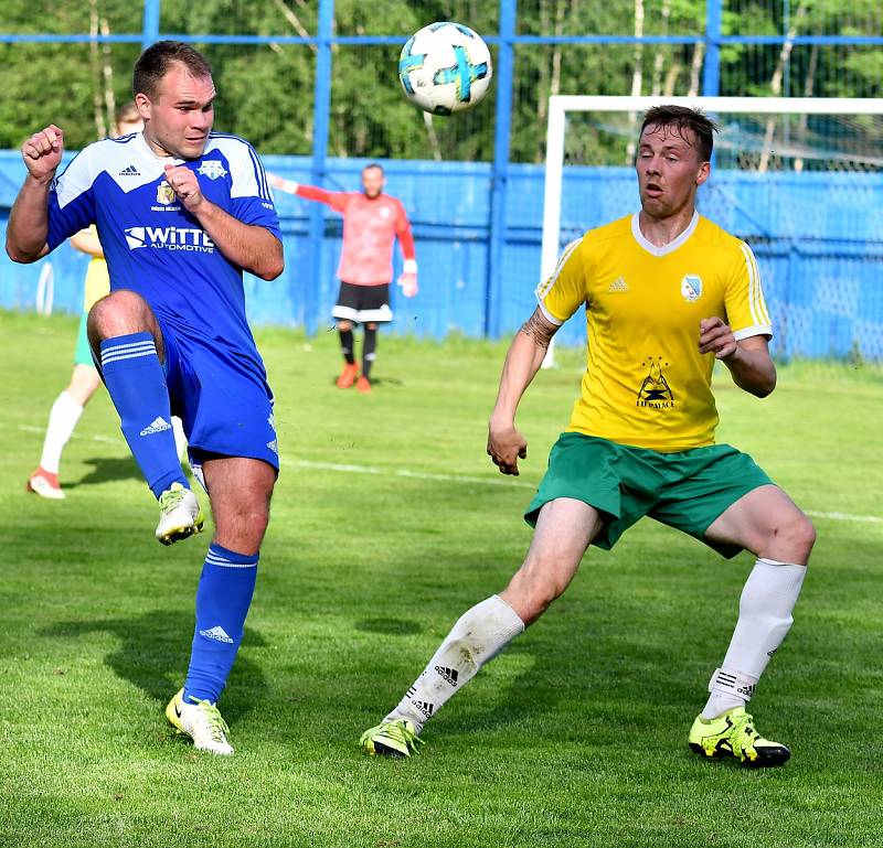 Nejdecký FK udolal před svými fanoušky Františkovy Lázně (ve žlutém) v poměru 2:1.