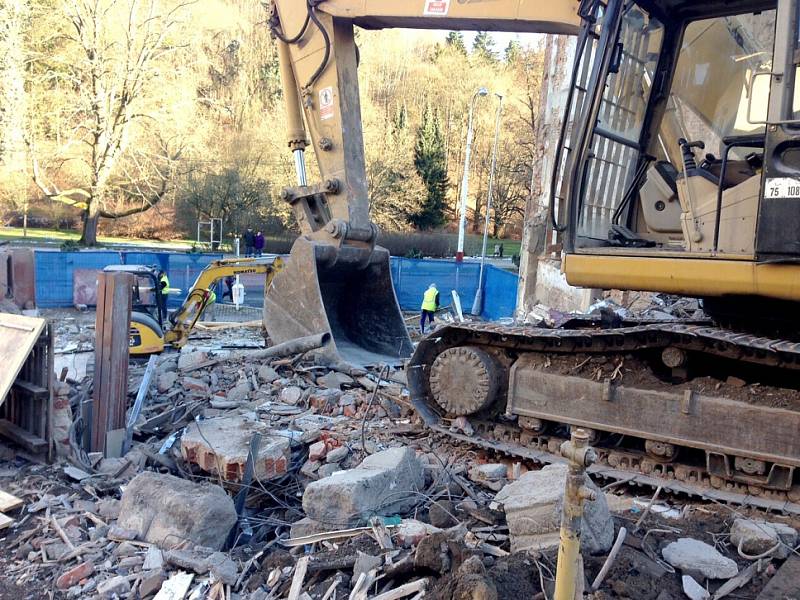 HROMADA SUTIN, nic víc už z funkcionalistického paláce Baťa v Mariánských Lázních nezbylo.