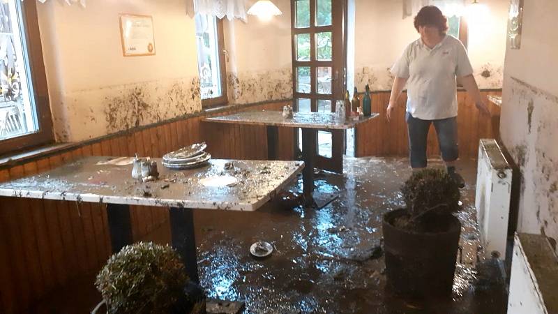 Blesková povodeň vyplavila Restauraci & Penzion Magdalena v centru historické Doubravy na Ašsku.