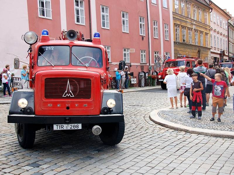 Náměstí Krále Jiřího z Poděbrad v Chebu v neděli odpoledne zaplnila hasičská technika z Německa. K vidění byly historické vozy, které sem zajíždějí každé dva roky.