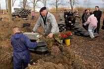 Ukládání prvních ostatků německých vojáků na hřbitově v Chebu