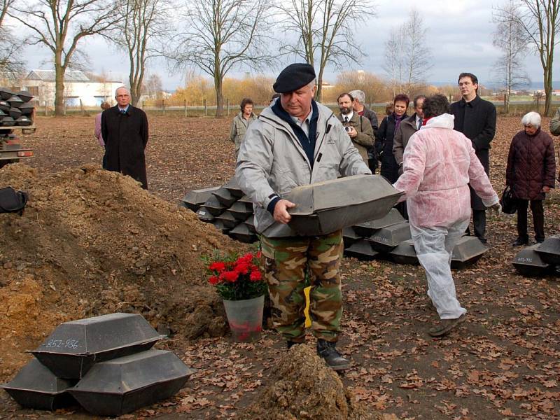 Ukládání prvních ostatků německých vojáků na hřbitově v Chebu