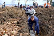 Ukládání prvních ostatků německých vojáků na hřbitově v Chebu