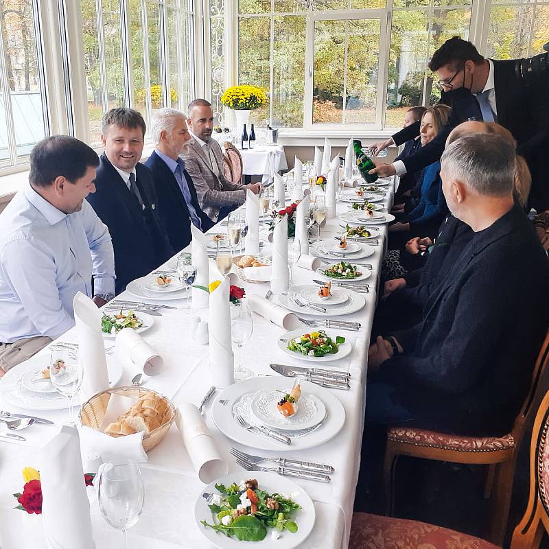 Voják ve výslužbě, armádní generál Petr Pavel, který se po výslužbě věnuje mnoha dobrovolnickým aktivitám zejména v pomoci zdravotnickému systému, zařízením sociální péče a vzdělávání na dálku navštívil Karlovarský kraj.