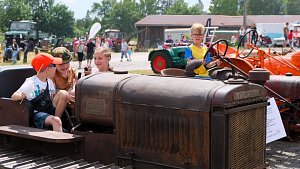 Ve Skalné si daly sraz historické traktory velké i malé a zemědělská technika