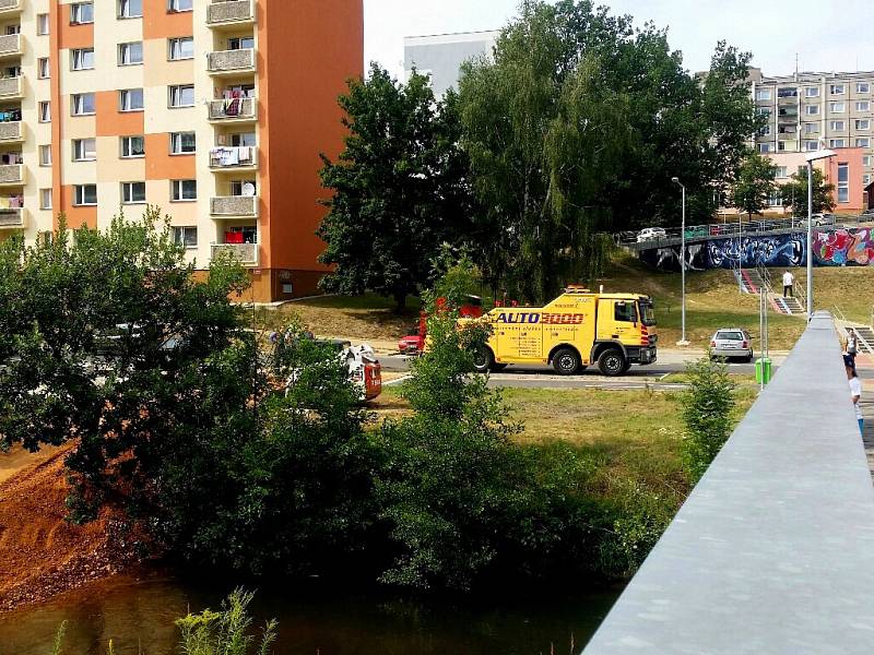 Spadne, nebo nespadne? Tuto otázku si položili mnozí z těch, kteří včera procházeli po mostě pod chebským sídlištěm Zlatý vrch.