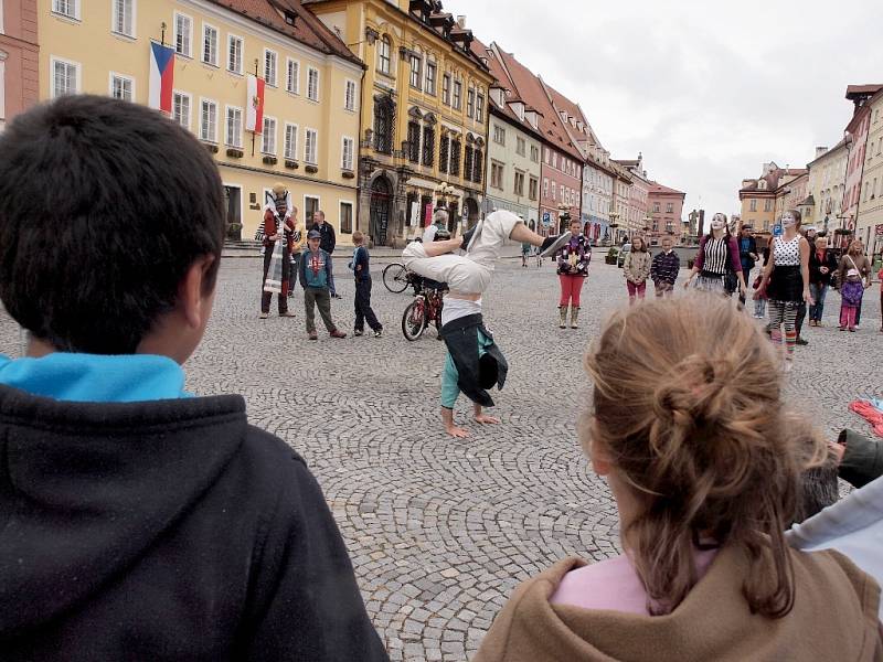 Cheb patřil Letnímu bláznění. Ačkoliv počasí příliš letní nebylo a program se konal v KC Svoboda, diváci o průvod nepřišli. 