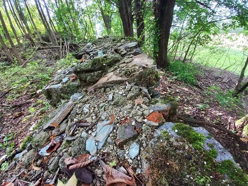 Pozůstatky kostela svaté Anny na Zelené hoře u Chebu jsou dodnes patrné. Jsou tu vidět zbytky zdí.